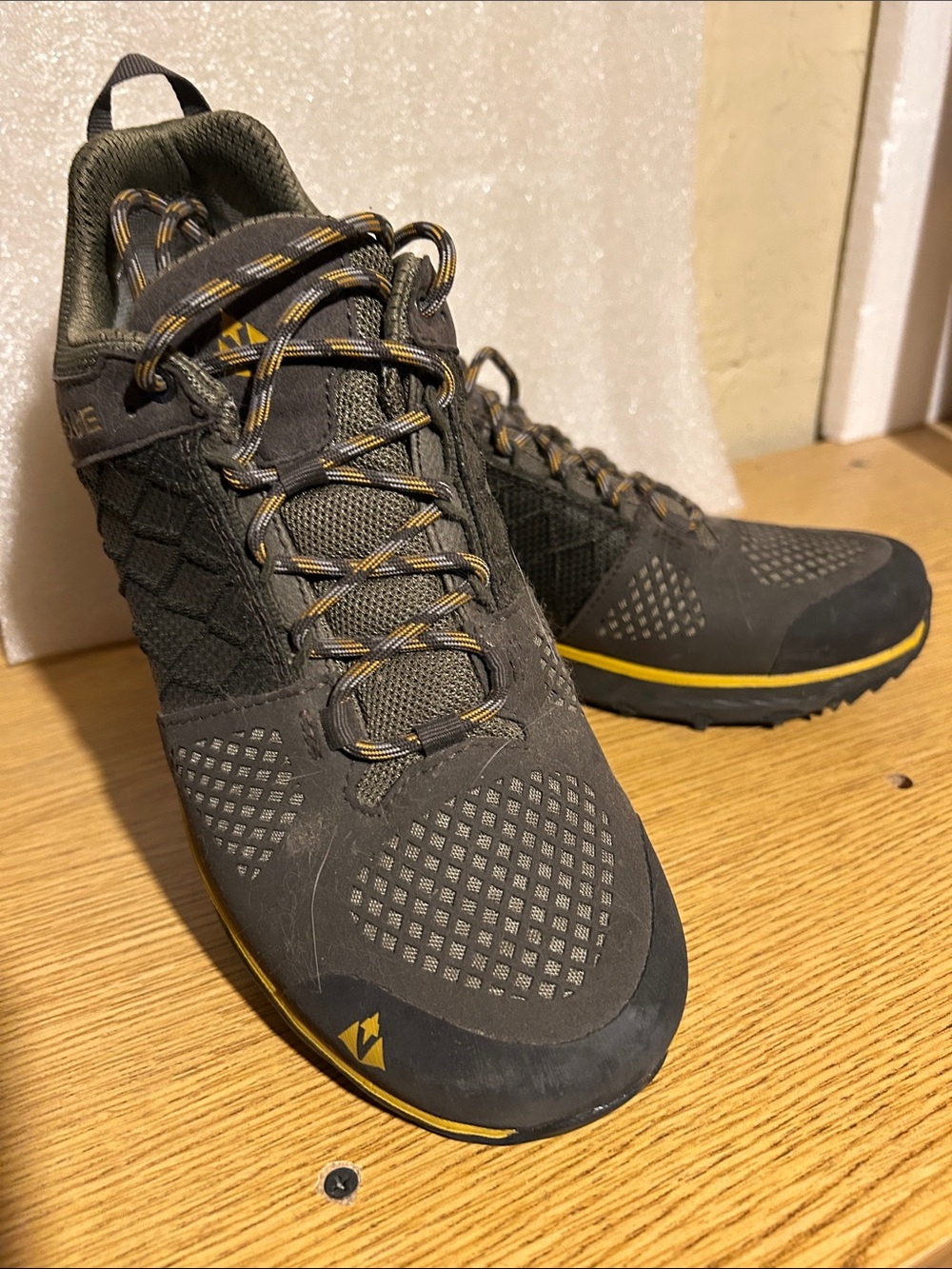 Women’s Vasque Trail Sneakers in Dark Olive with Yellow Accents      Sz 11